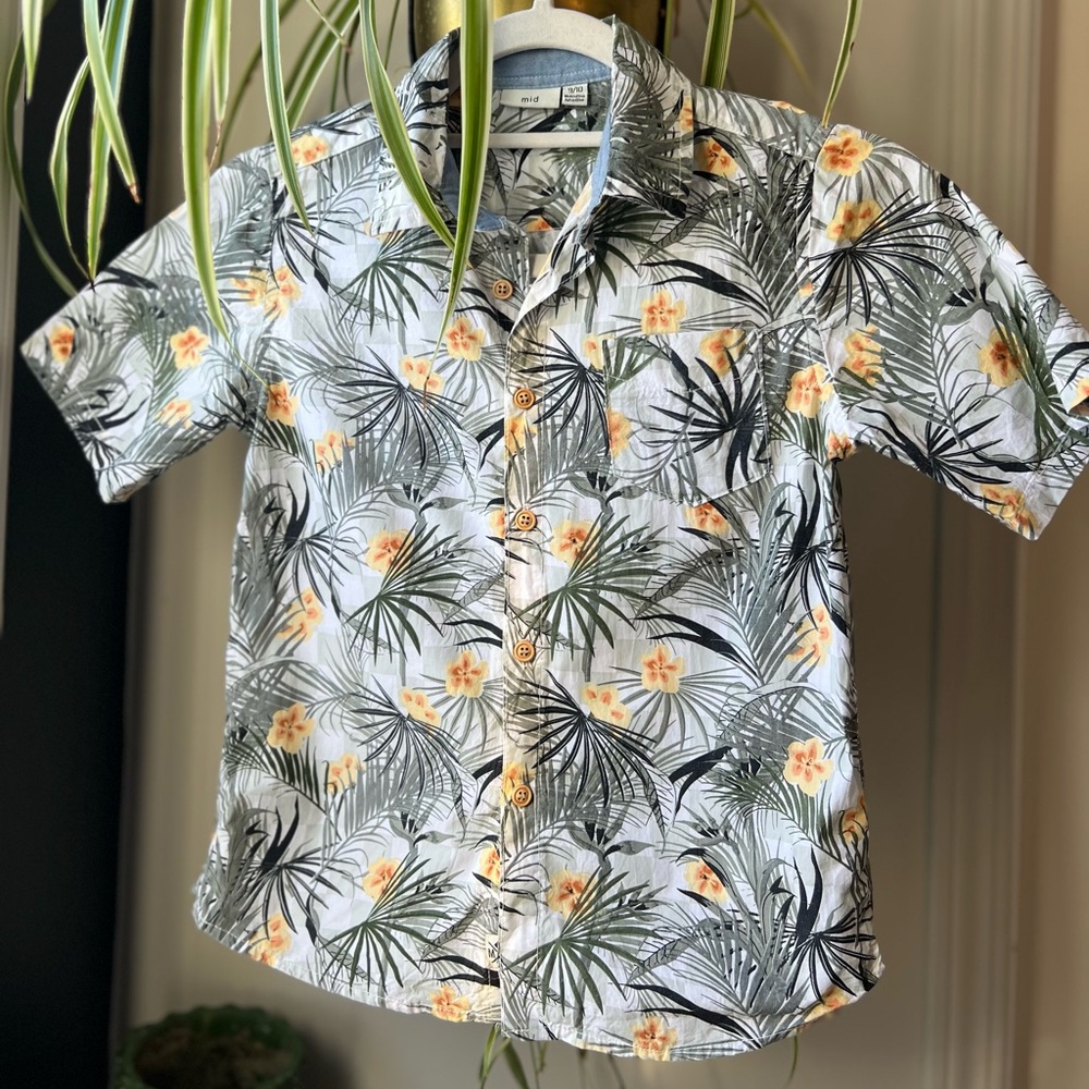 ❤️‍🔥2 for $40❤️‍🔥Boys Beachy Button Down Floral Shirt